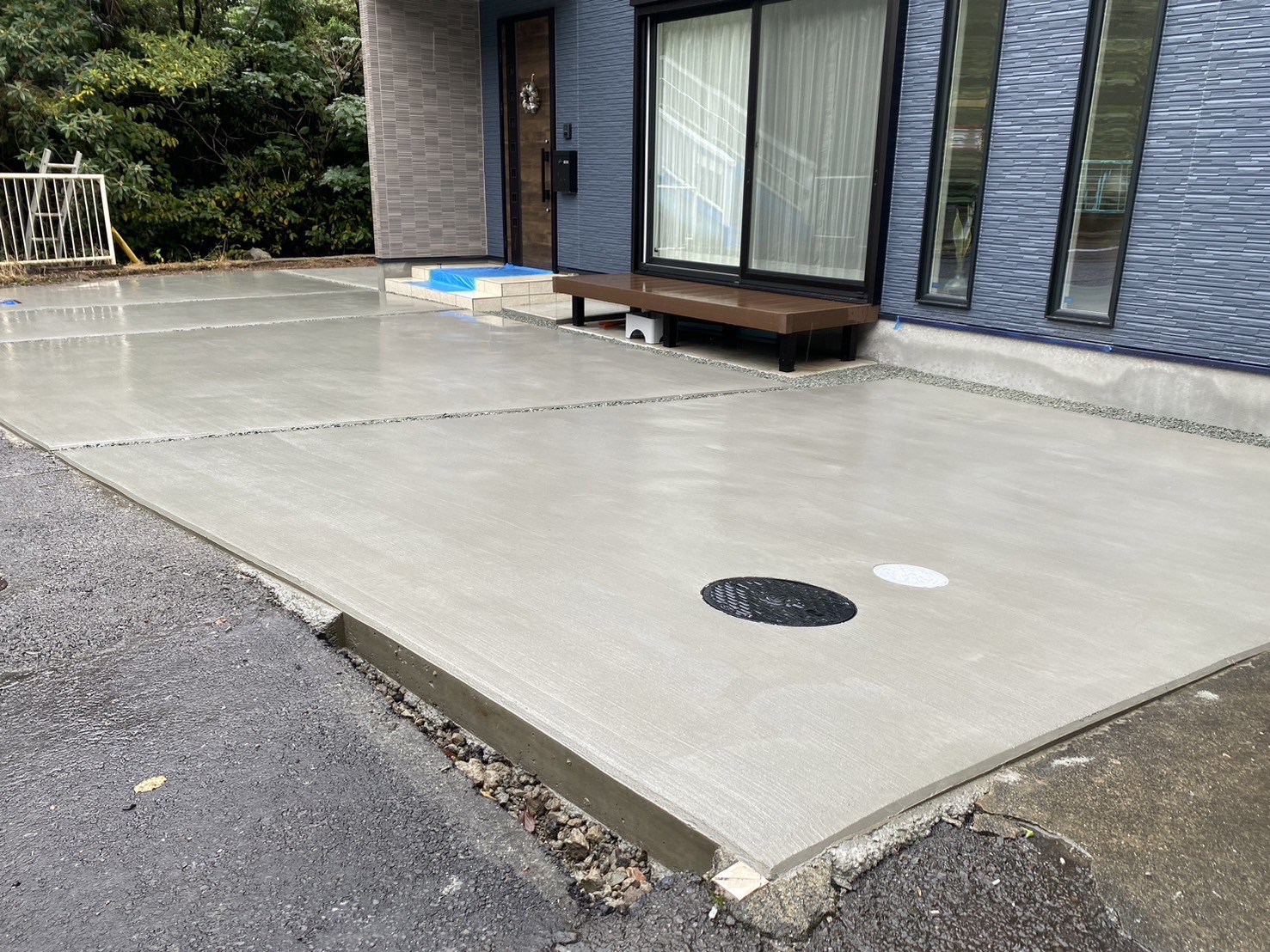 熱海市 【デッキ前までつながる土間コンクリート仕上げ】