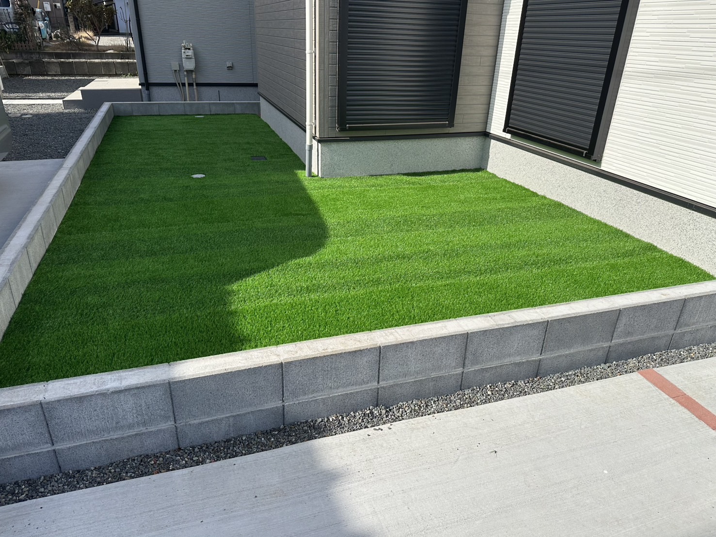 静岡県 沼津市 【玄関横のスペースを、人工芝で明るく整える】