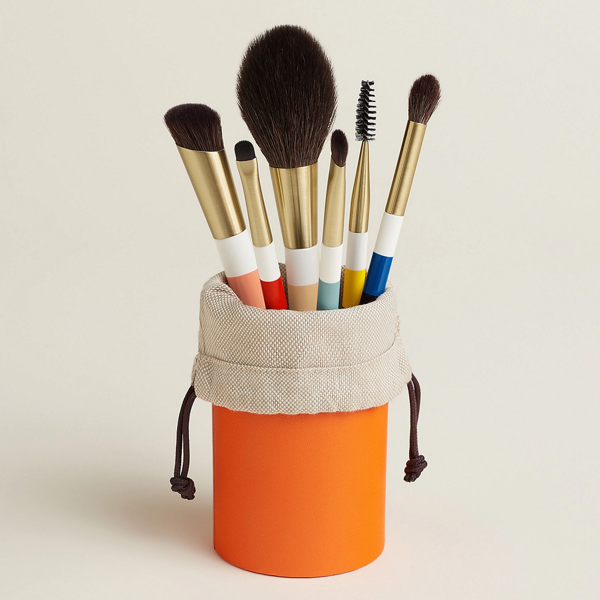 Hermès Beauty celebrates the holiday season with an exclusive makeup brush set