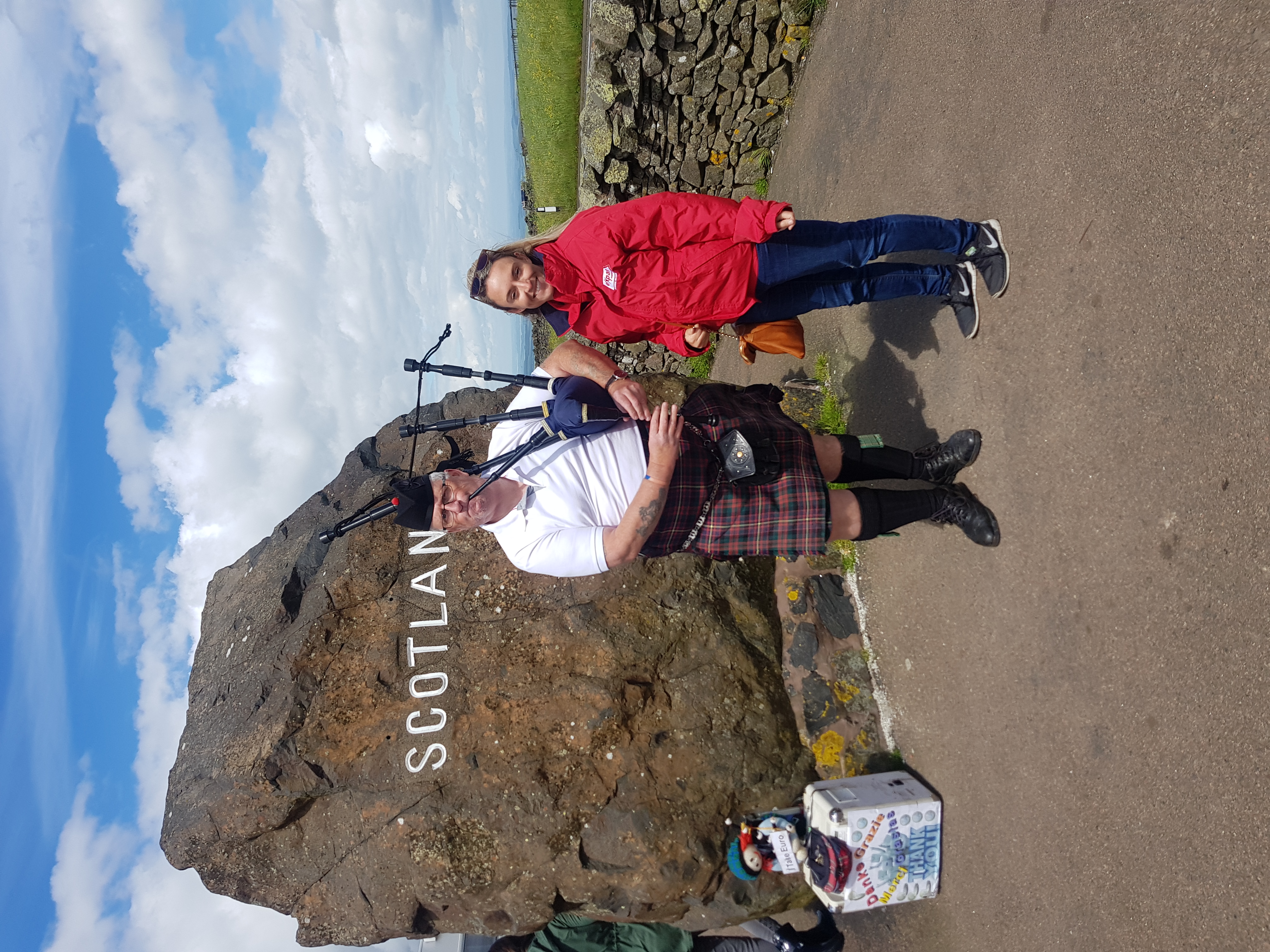expat-explore-tour-leader-laura-scotland-bagpipes