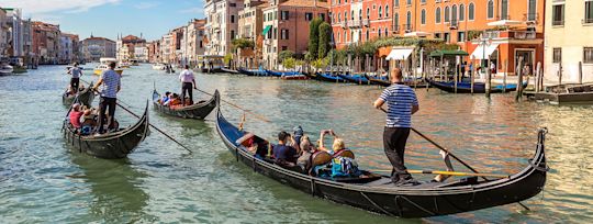 explore-like-locals-venice-gondola