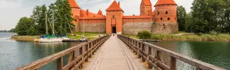 Trakai-castle-and-wooden-bridge-before-the-gates,-Lithuania