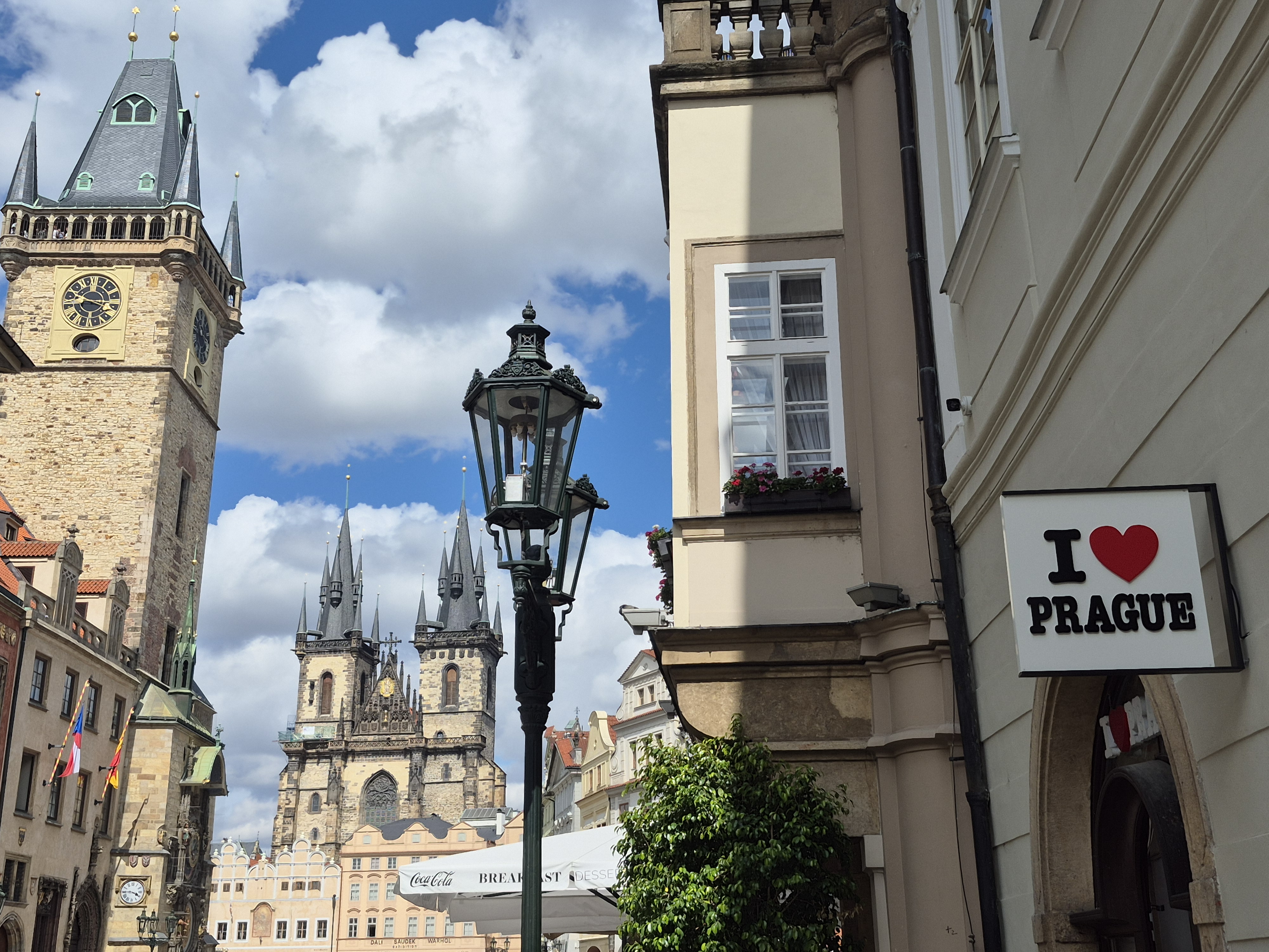 expat-explore-tour-leader-kinga-prague-church
