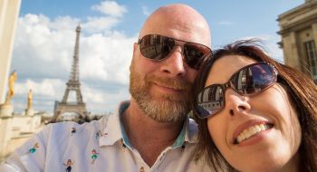 travel-couple-eiffel-tower-paris-france-summer-vacation