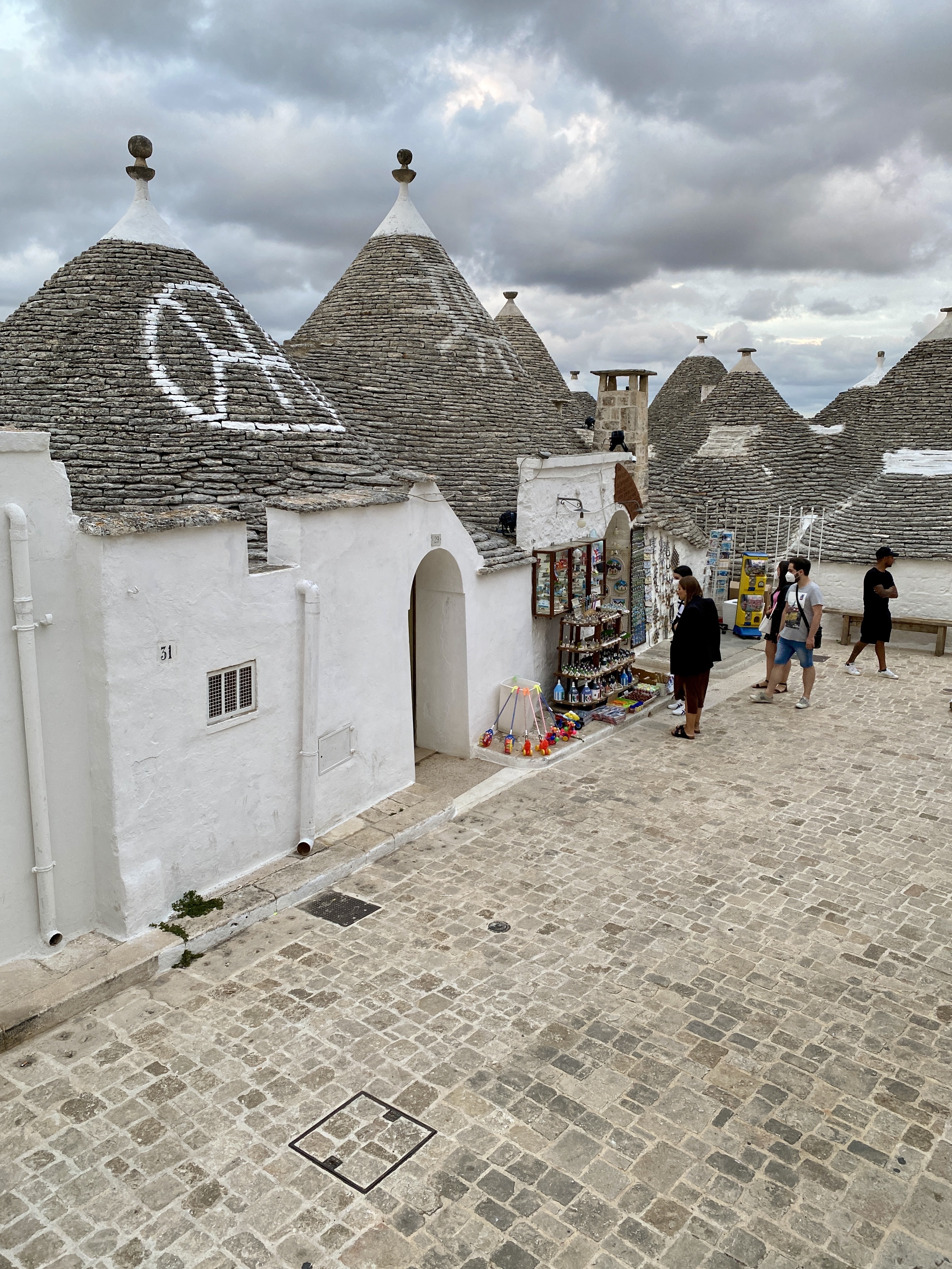 expat-explore-travelindepression-italy-alberobello-houses