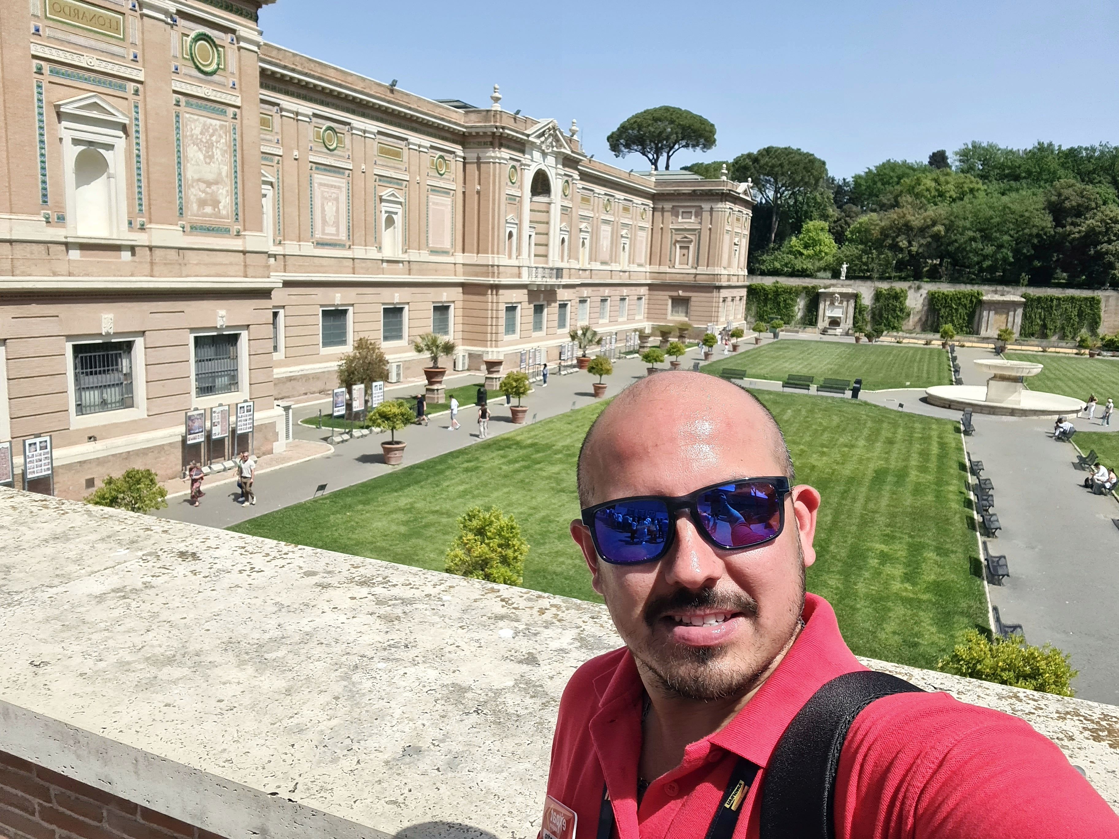 expat-explore-tour-leader-alessandro-palace