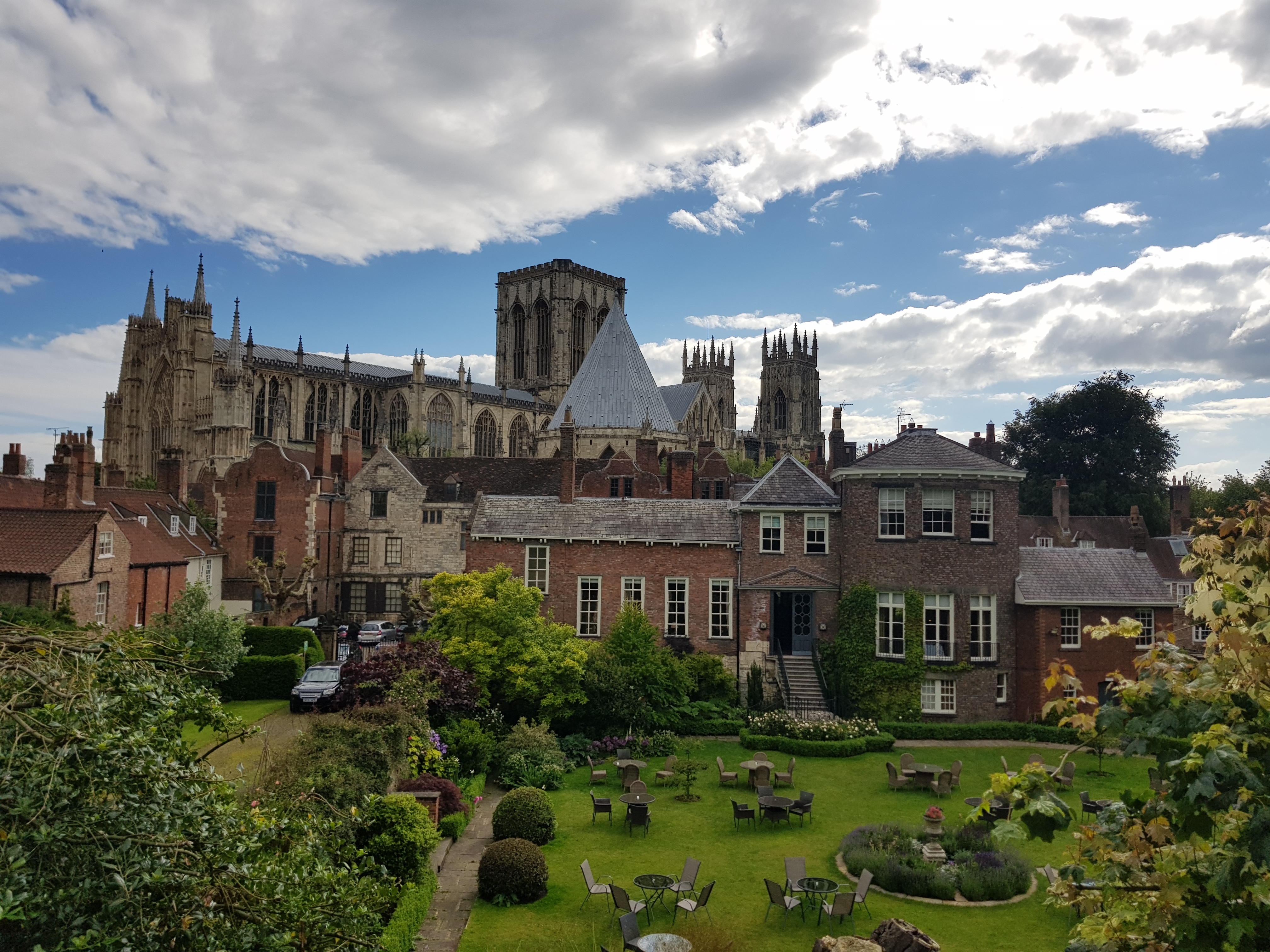 expat-explore-tour-leader-laura-chatedral