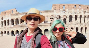 tourists-at-colosseum-rome-italy-guided-tours-travel