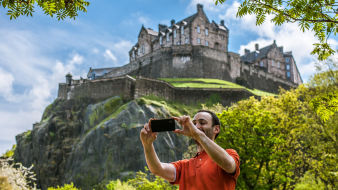 edinburgh-tourist-selfie-scotland-great-britain-tour