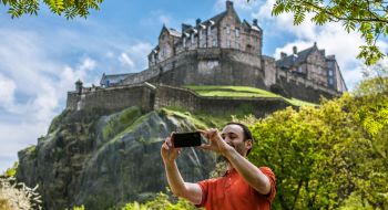 edinburgh-tourist-selfie-scotland-great-britain-tour