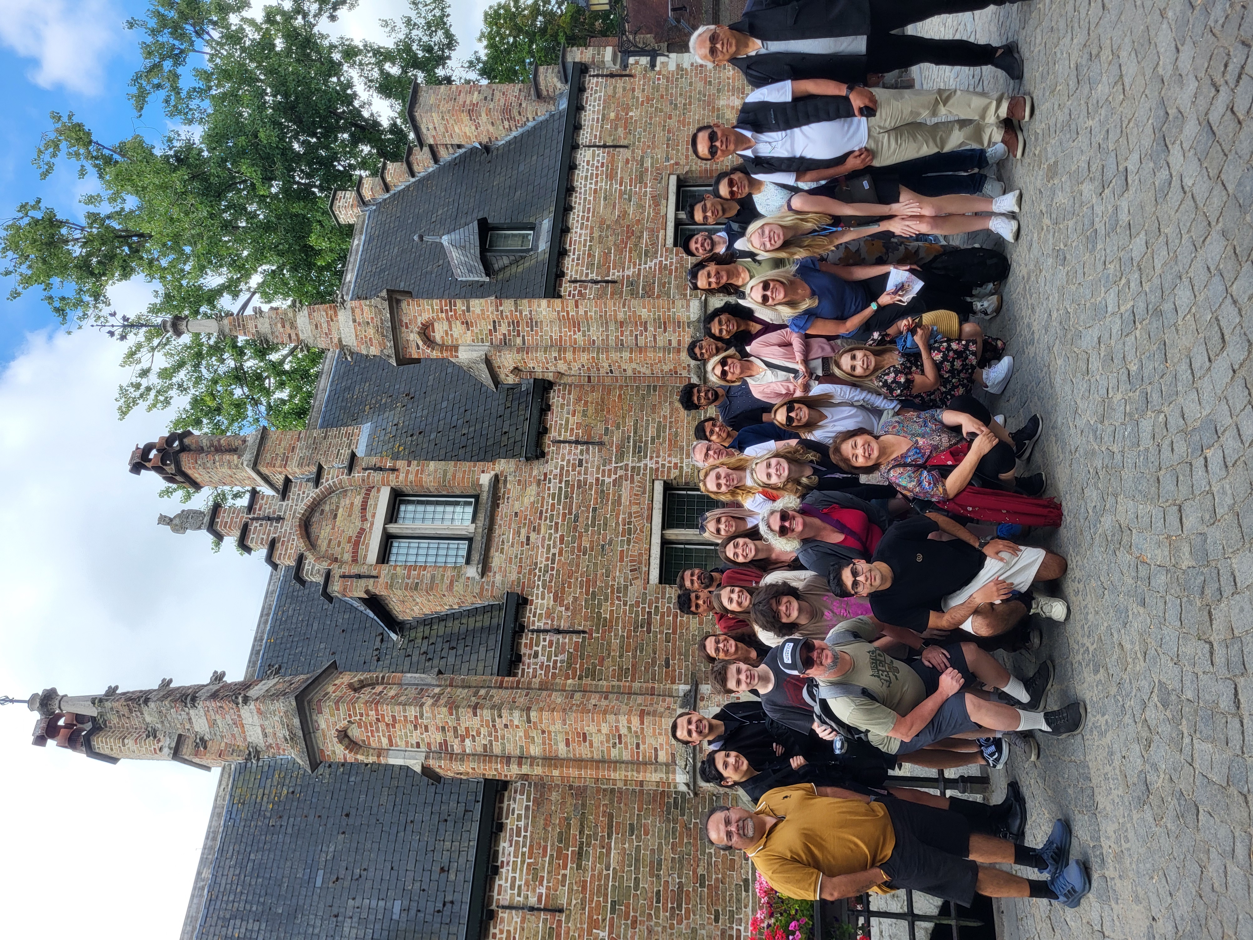 expat-explore-tour-leader-laura-groupe-photo