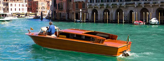 explore-like-locals-venice-water-taxi