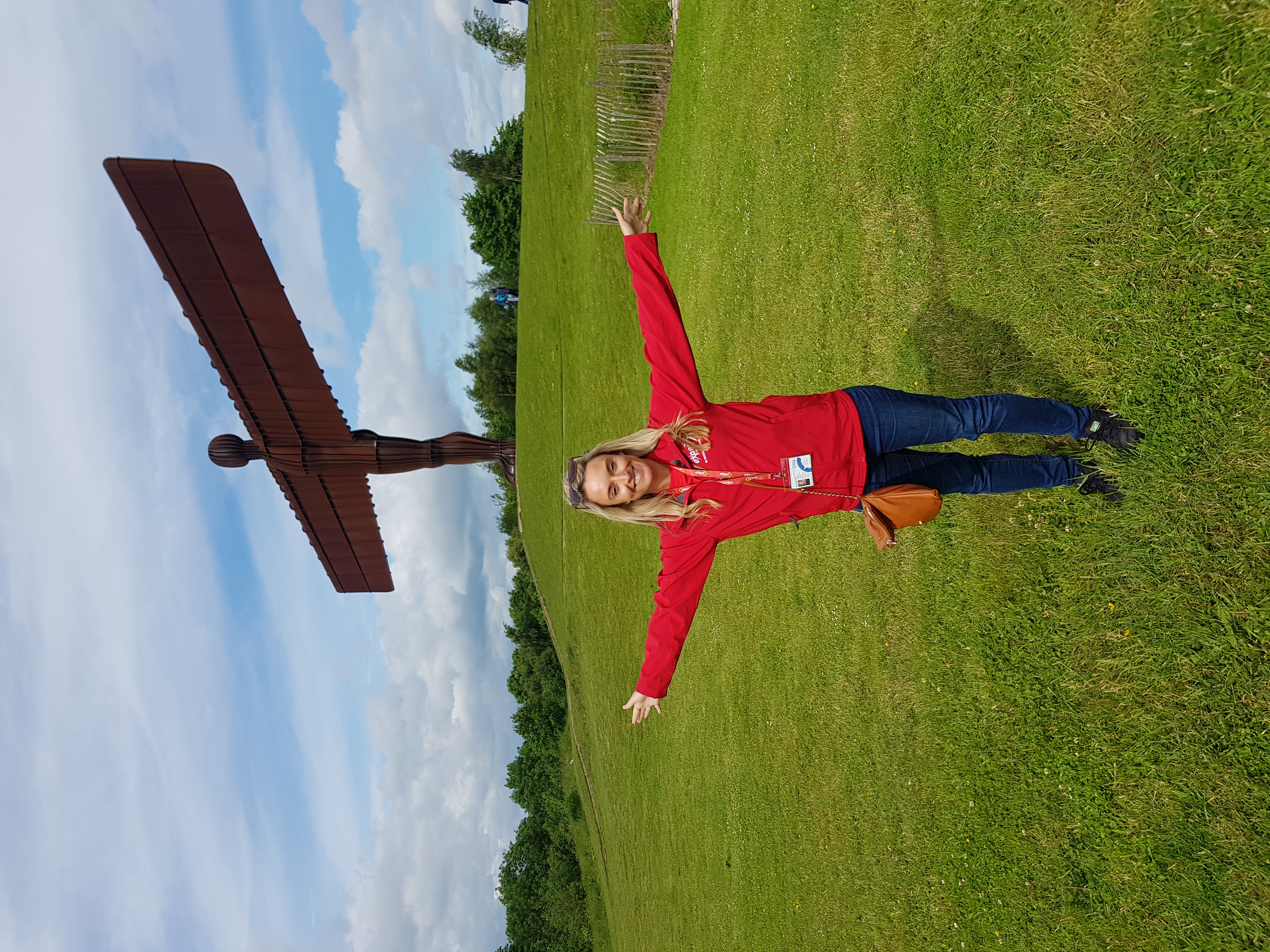expat-explore-tour-leader-laura-with-angel-of-the-north