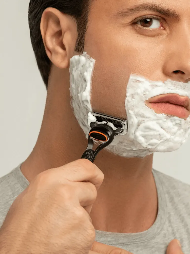 Tipy pro holení silných nebo tvrdých vousů