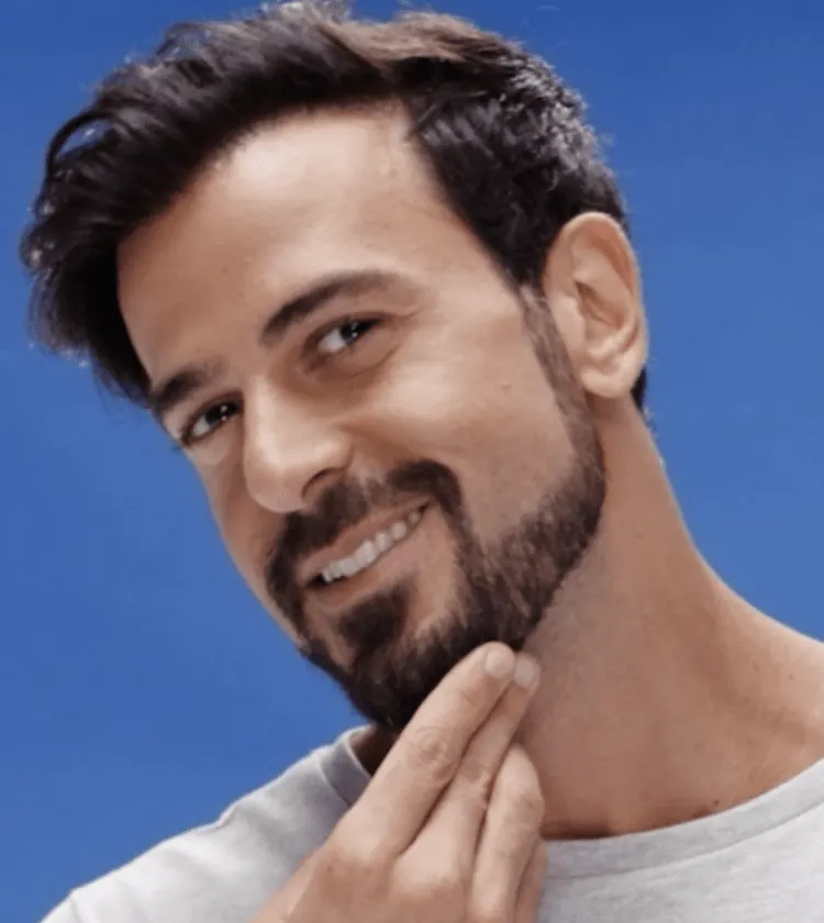 Mężczyzna kształtujący swoją linię szyi brody trymerem Gillette