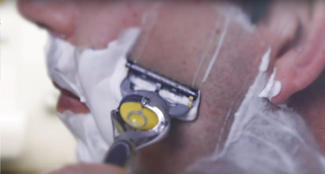 Sürtünmeyi azaltmak için kayganlaştırıcı şeritlere sahip Gillette tıraş makinelerini kullanın
