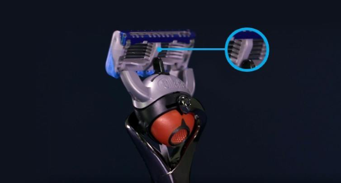 ProShield tıraş makinesinde, başın ortasında bir bıçak sabitleyici bulunur