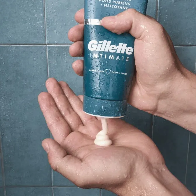 Jak používat (mokré) produkty Gillette Body & Intimate: Krok 2 – Pro hladké oholení přidejte gel na holení Gillette Body & INTIMATE ke svému běžnému holení, než se začnete holit, abyste získali extra ochranu a hydrataci.