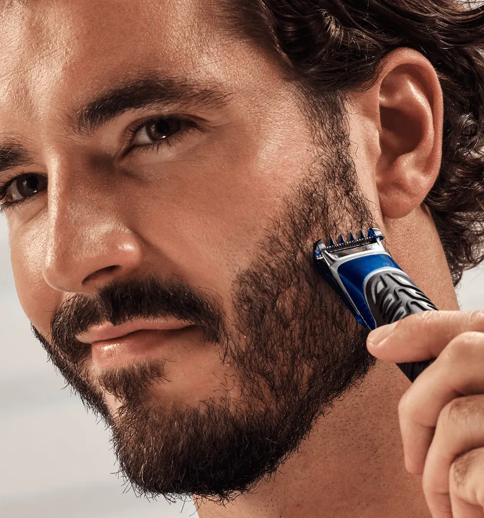 Muž, který si holí vousy s Gillette Styler