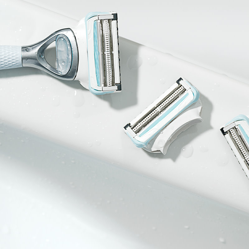 Rasoio pubico Gillette Venus inserito nel bicchiere