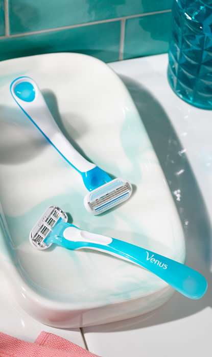 Rasoio usa e getta Gillette Venus posizionato in bagno