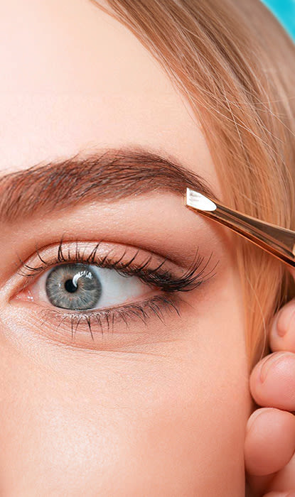 La donna si pizzica il sopracciglio sinistro