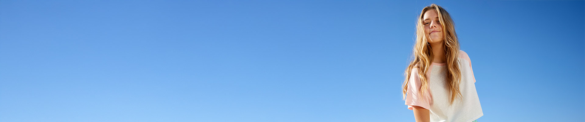 Una donna giovane soto il sole