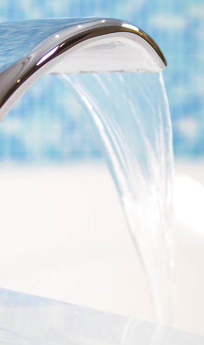L'acqua scorre da un elegante rubinetto della vasca da bagno