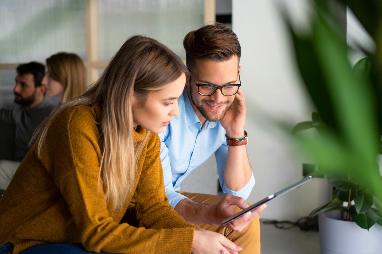 Team teamwork Blick auf ein Tablet