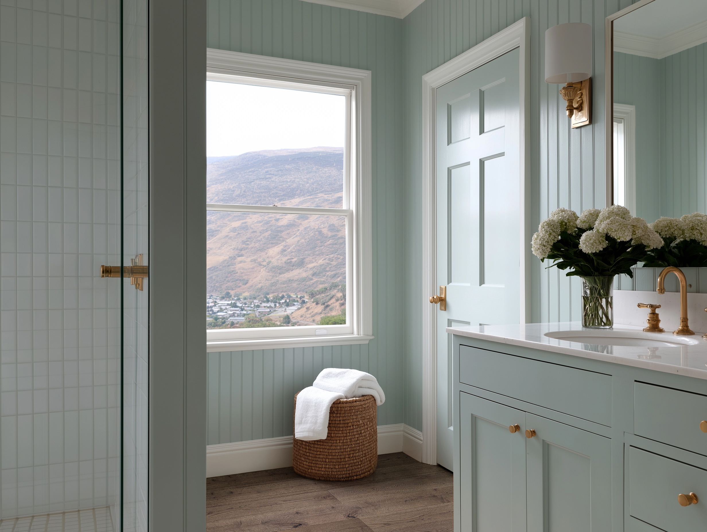 Painted Beadboard Bath | DesignShop