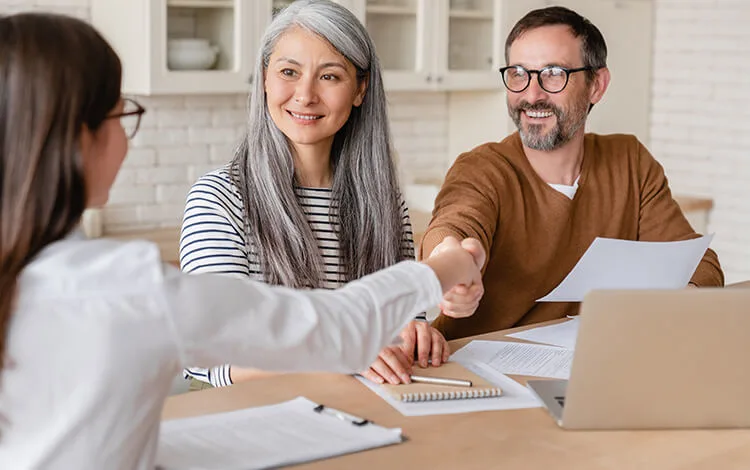 Couple negotiates finance 