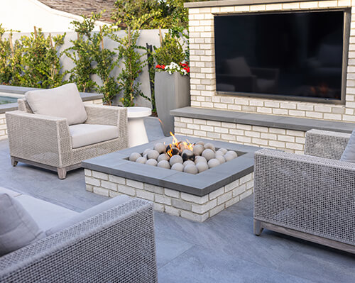 los angeles patio with firepit