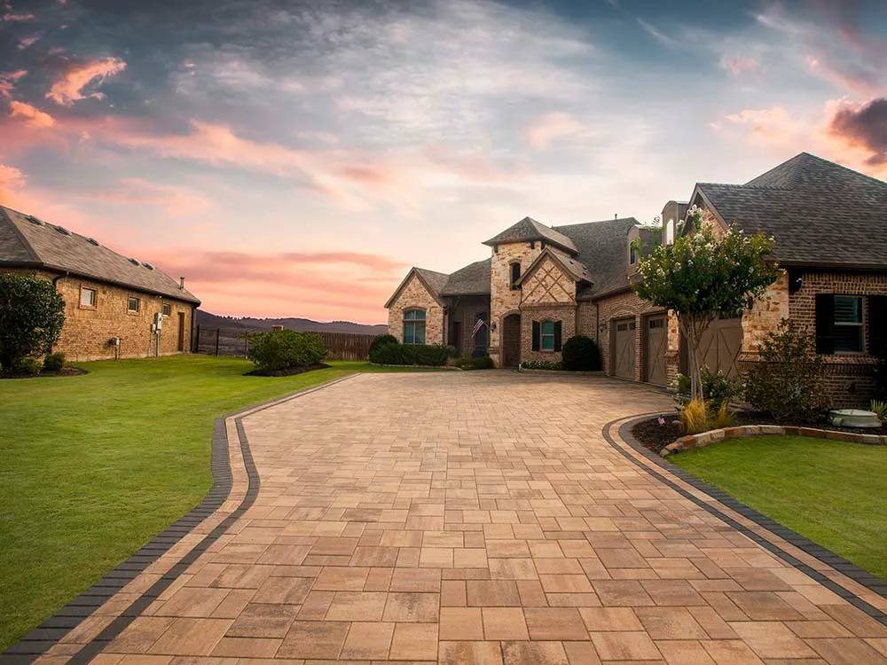 Driveway pavers make an incredible entrance