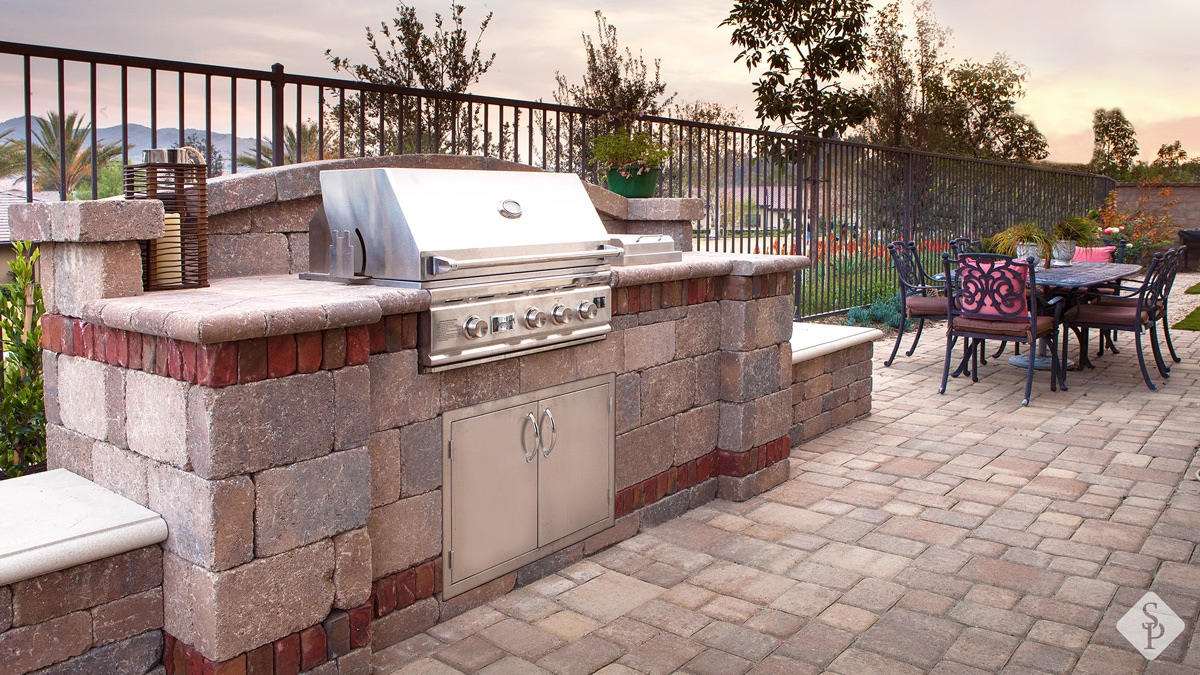 outdoor kitchen and pavers