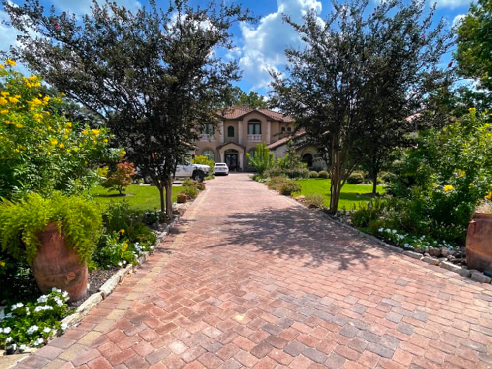 Paving stone driveway for large Texas Home