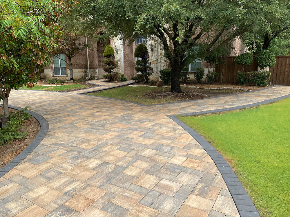 Large complex paving stone driveway in Texas