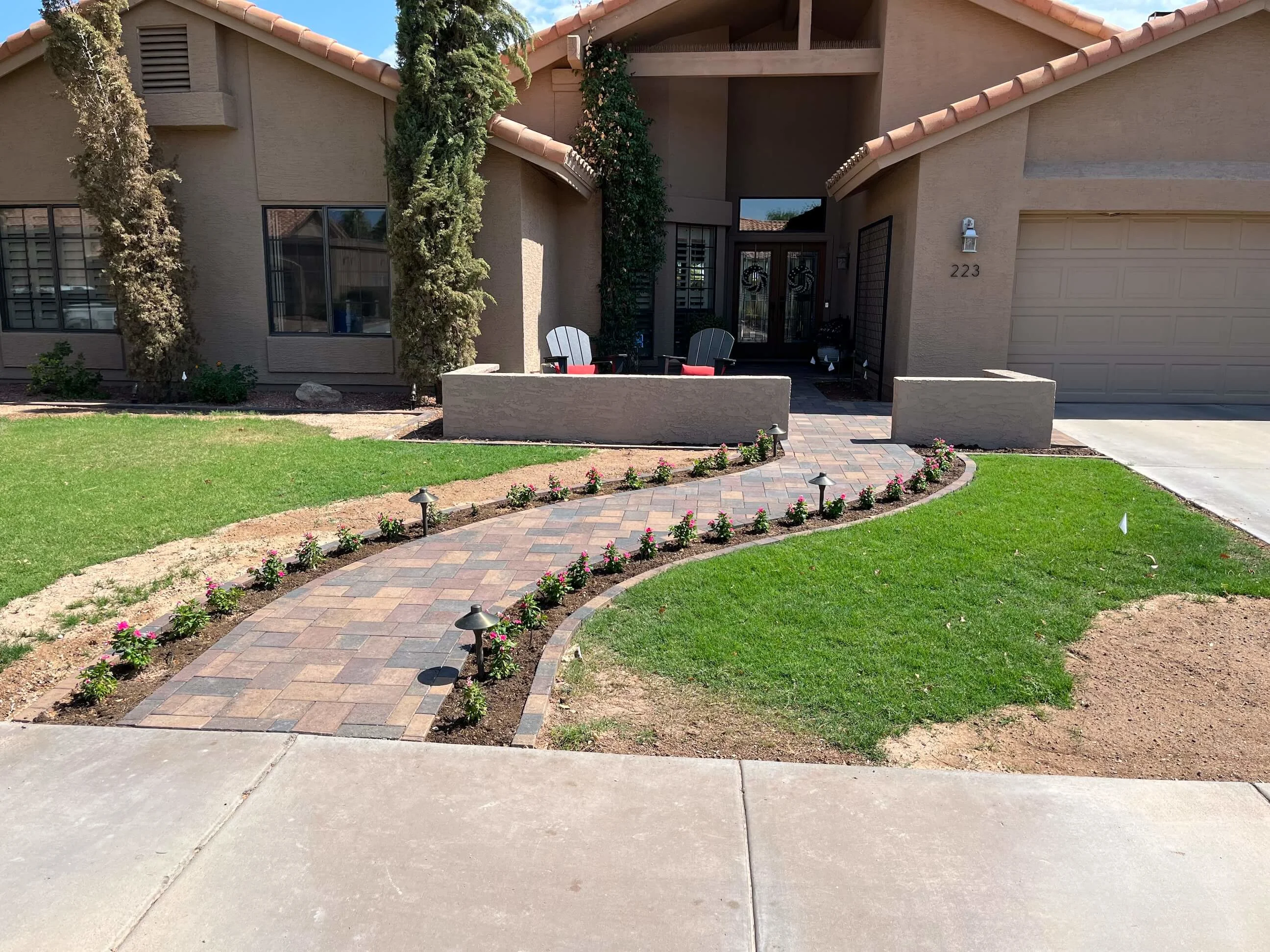 Curved paving stone walkway in Phoenix front yard