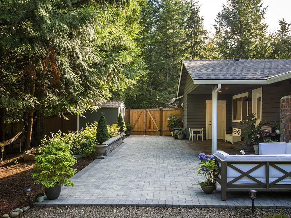 Patio, paver patio, retaining wall, paving stones, patio furniture, outdoor living space, PNW, Oregon, Washington, universal region, daytime