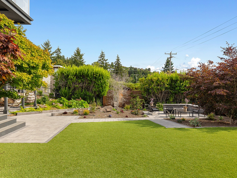 Artificial turf lawn in Oregon