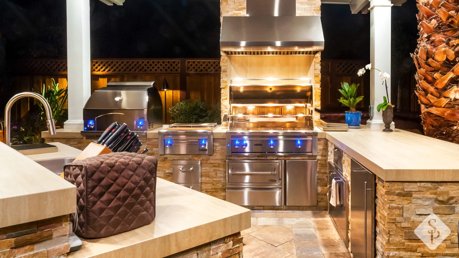 outdoor kitchen