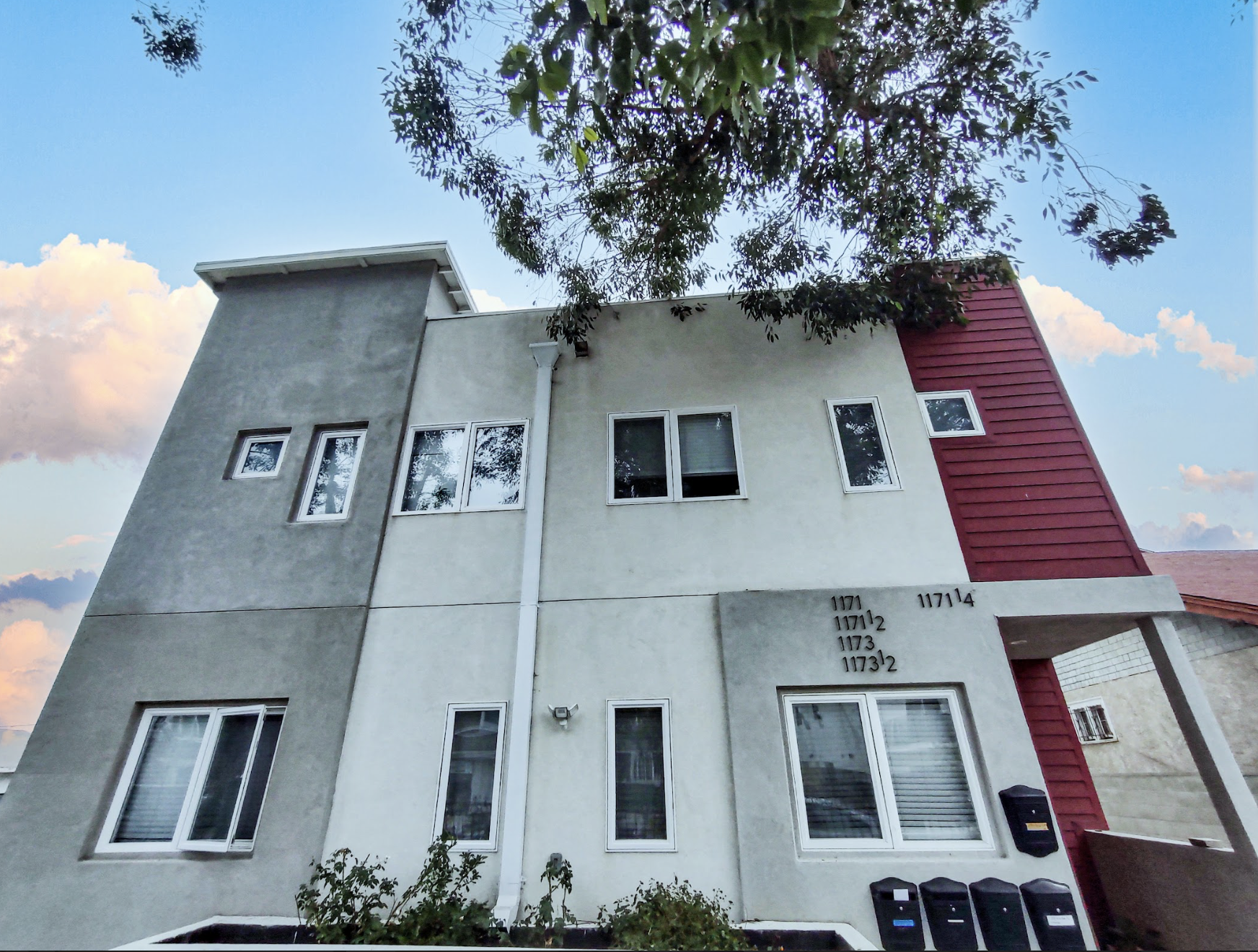 1171 W 37th Pl