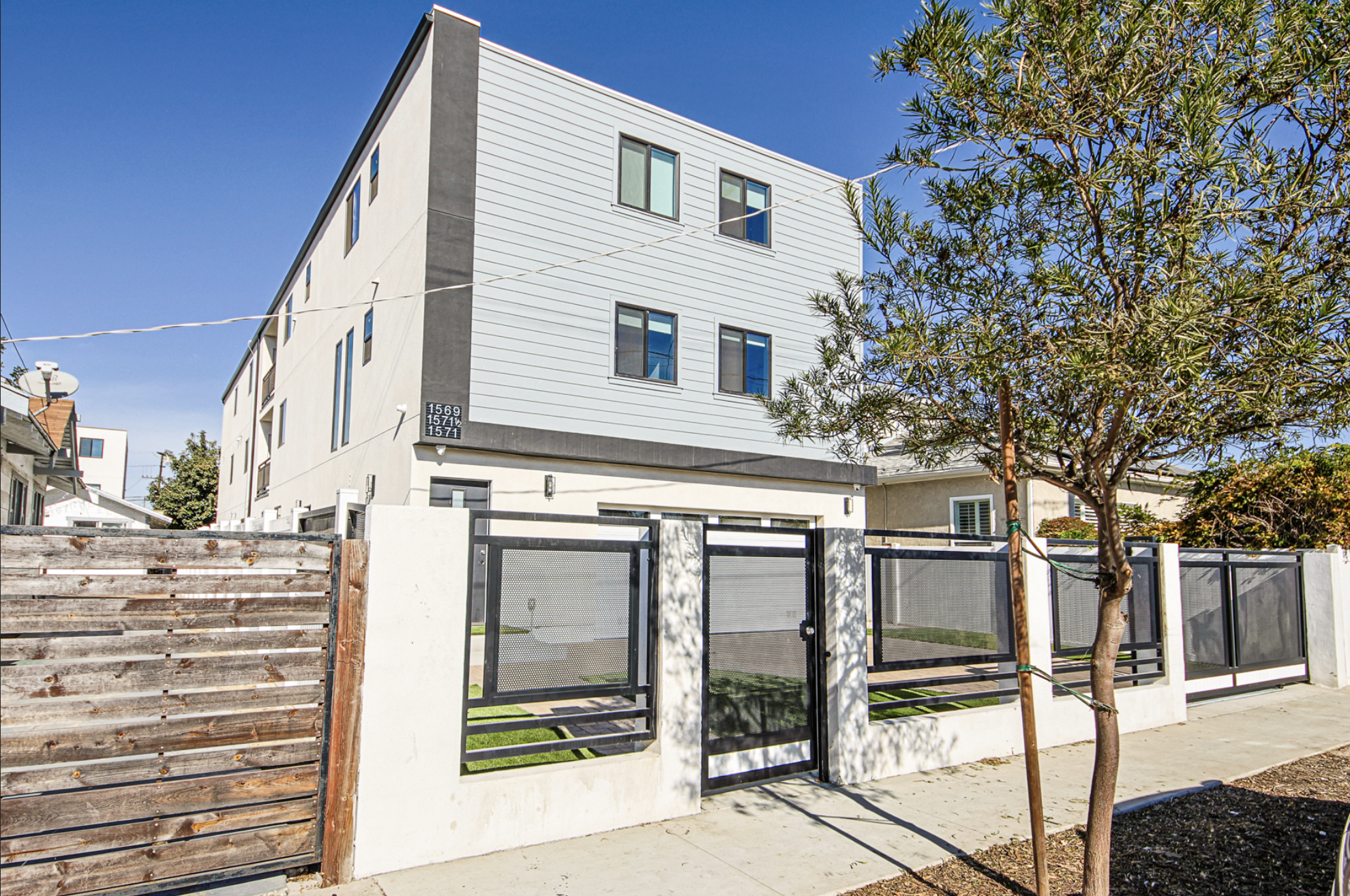 1571 W 37th St