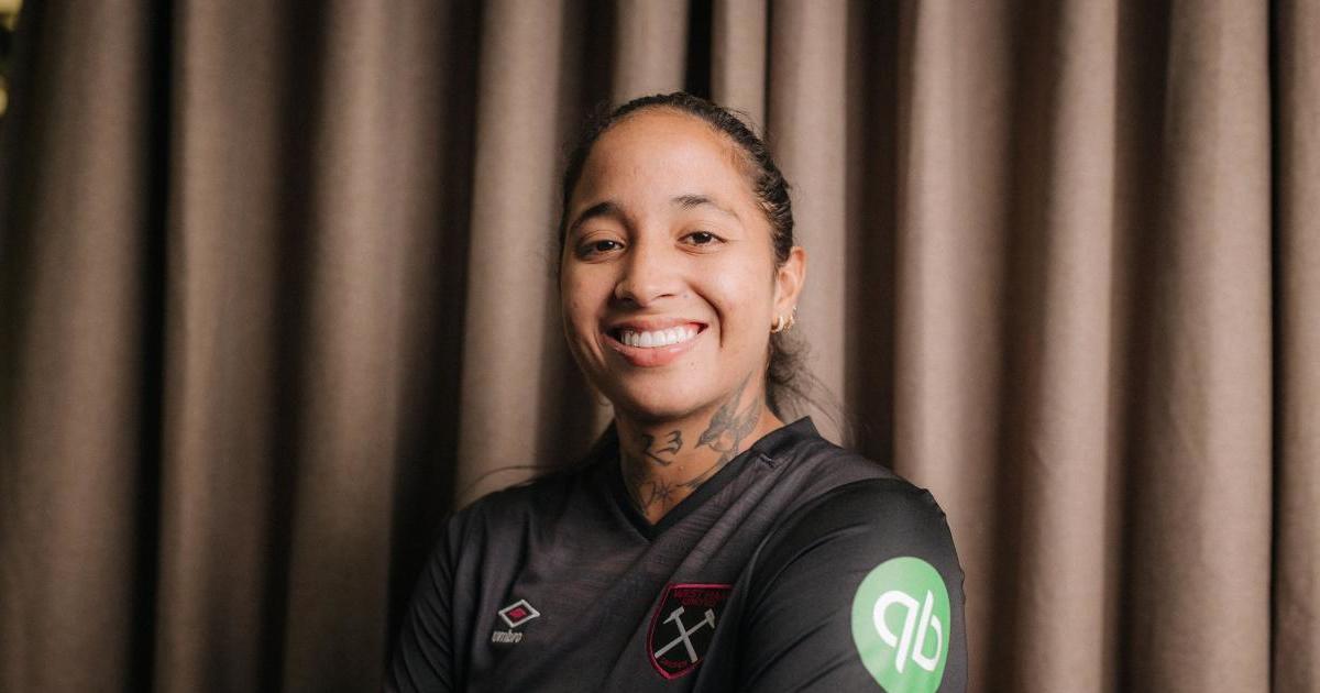 In Pictures | Manuela Paví signs for West Ham United - West Ham United FC