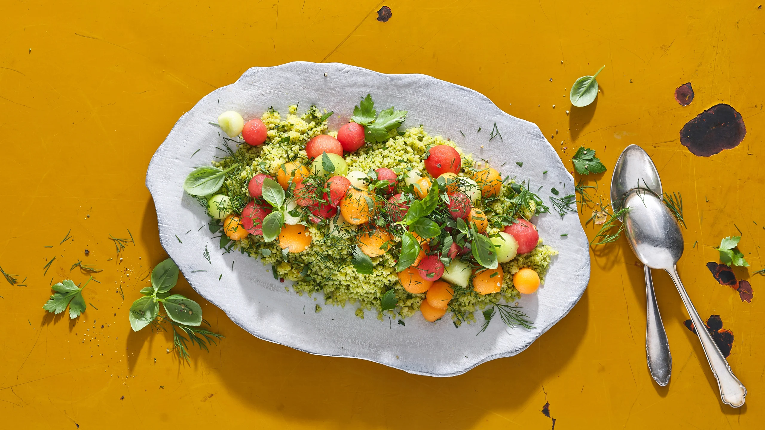 Couscous aux fines herbes, au melon et à la pastèque