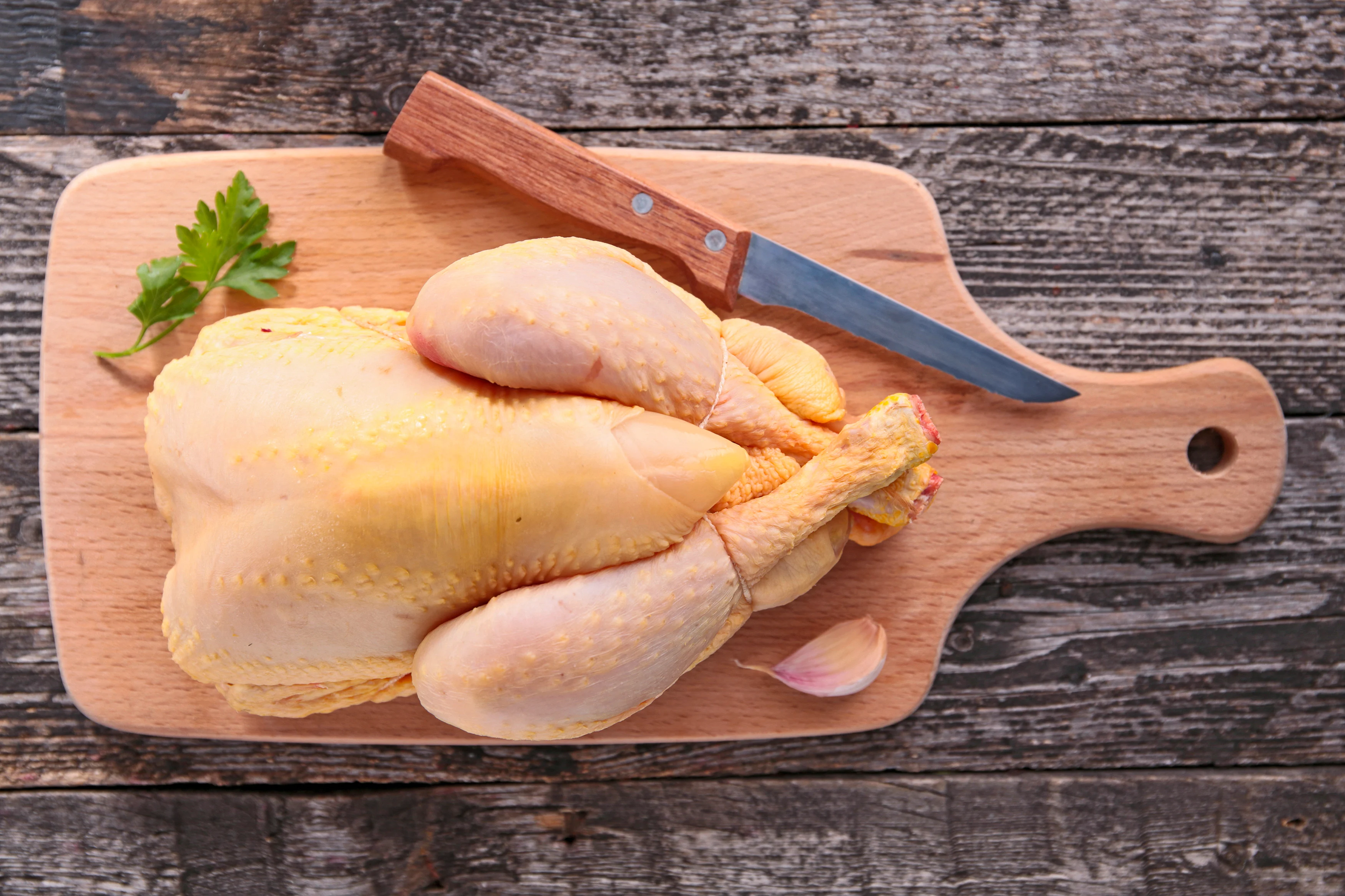 Rohes Poulet auf Brett