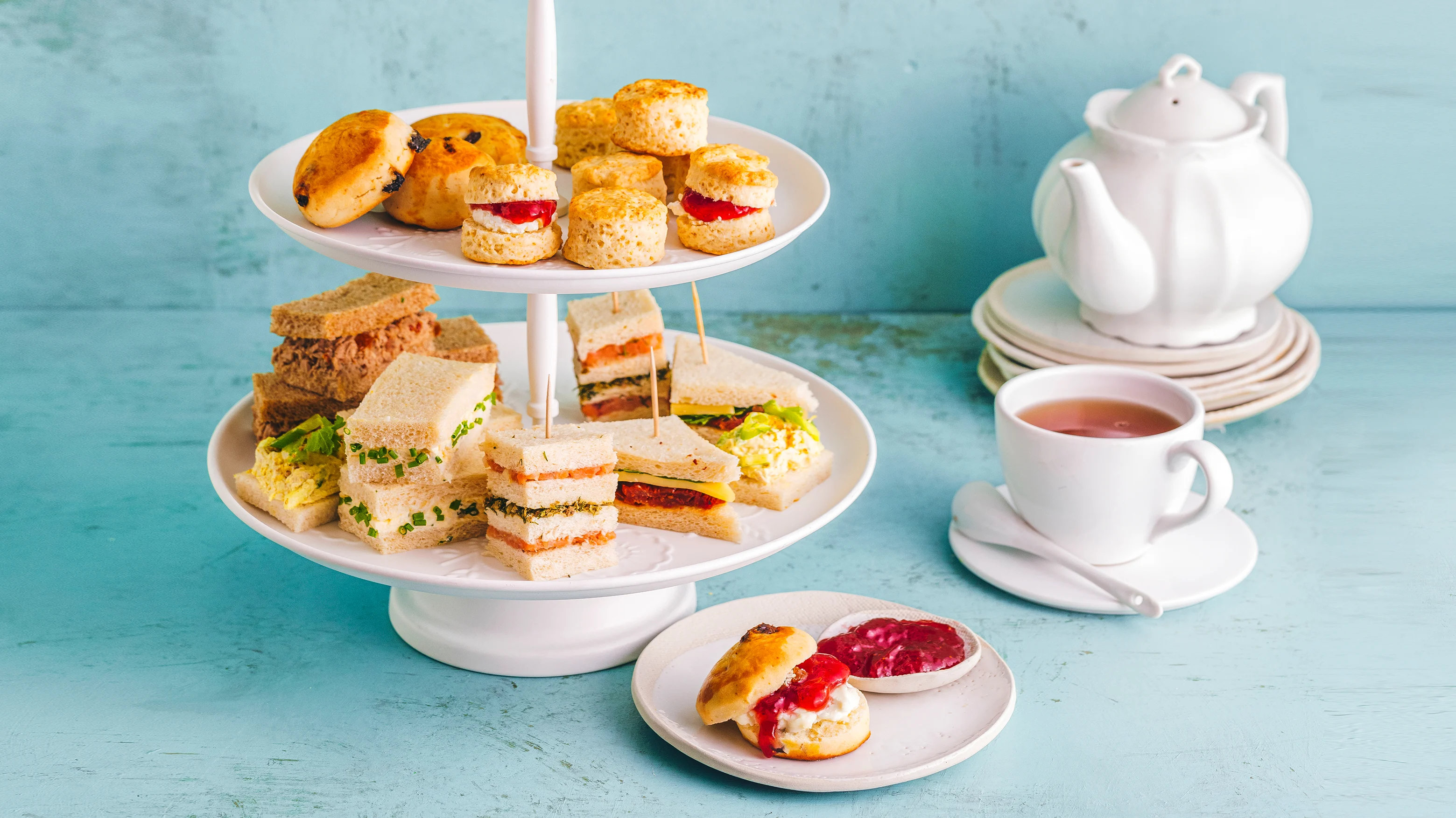 Afternoon-Tea mit Scones und Sandwiches