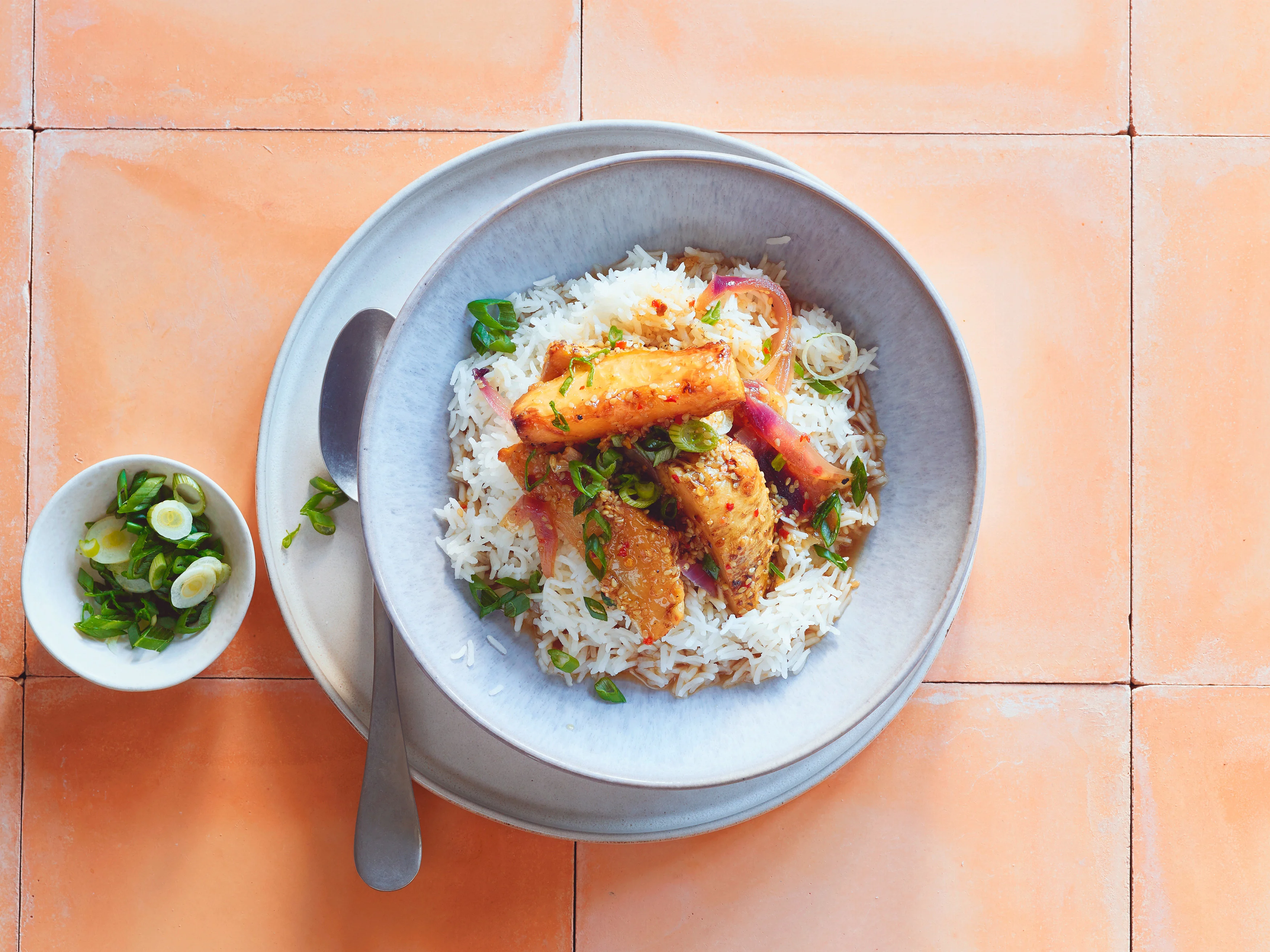 Geschmorter Chilli-Sellerie mit roten Zwiebeln