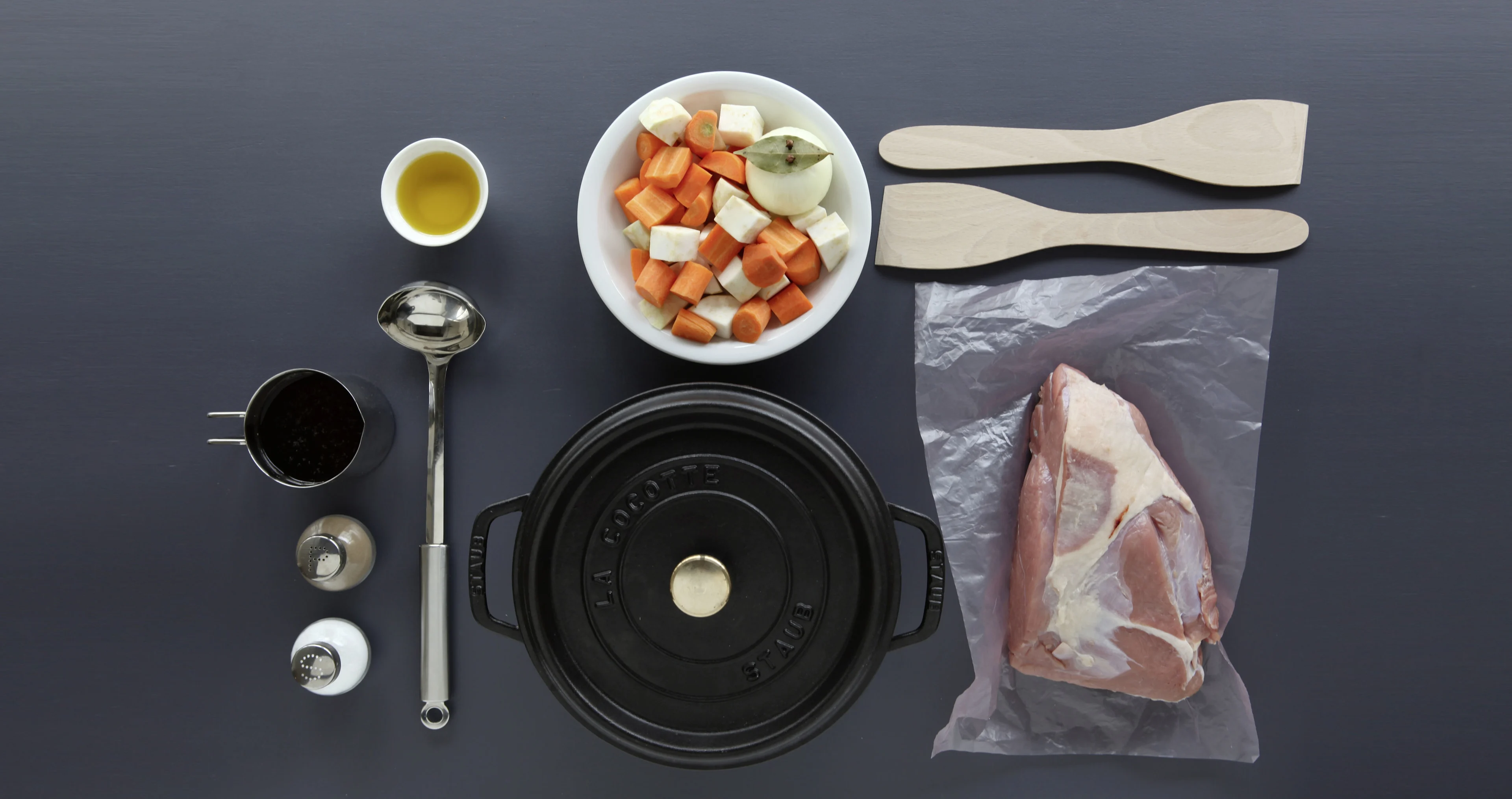 Per glassare hai bisogno dell'alimento nonché di verdure e erbe aromatiche, grasso, liquido, brasiera, mestolo per la salsa e due spatole.
