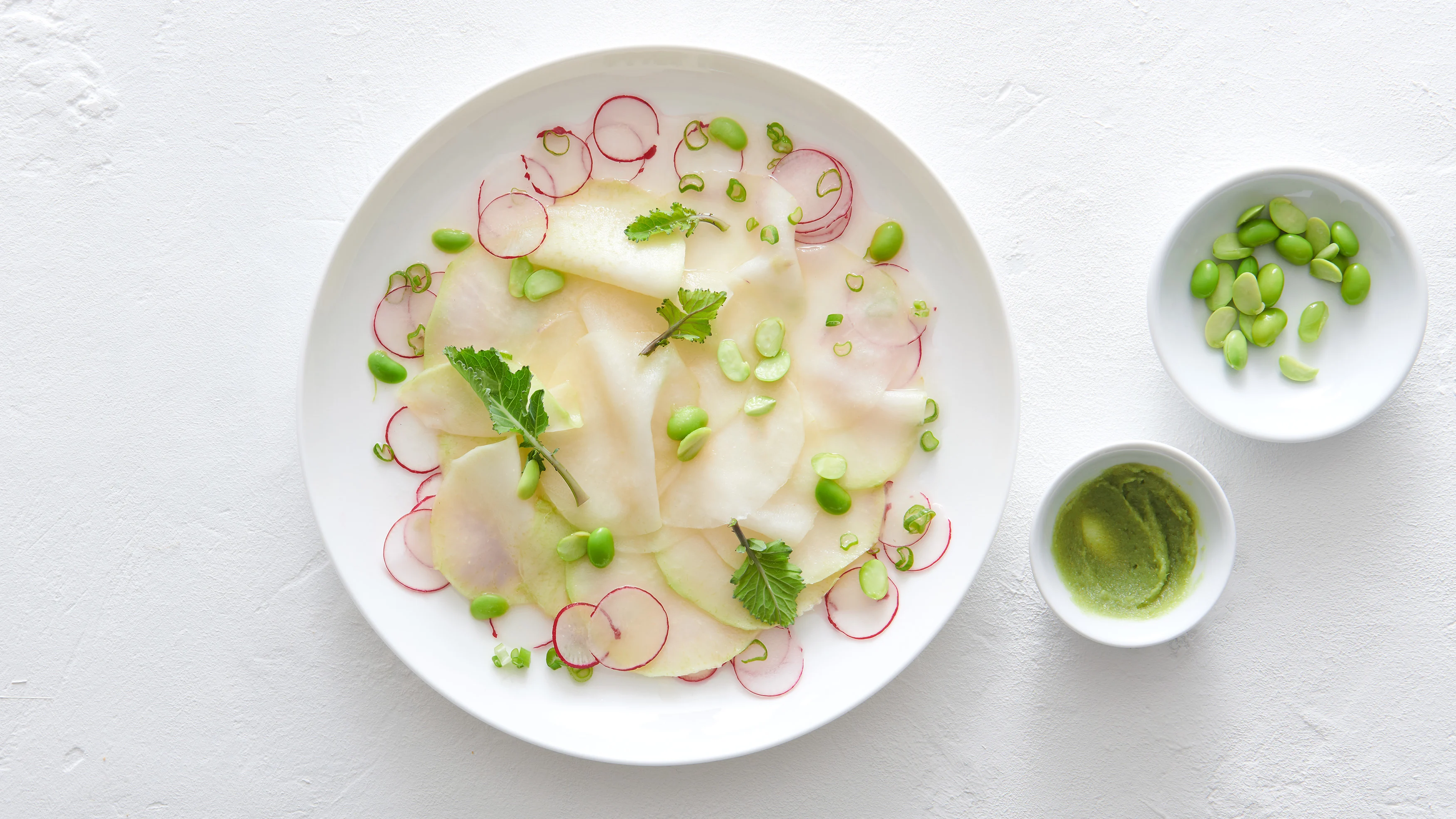 Mit Miso mariniertes Kohlrabi-Carpaccio