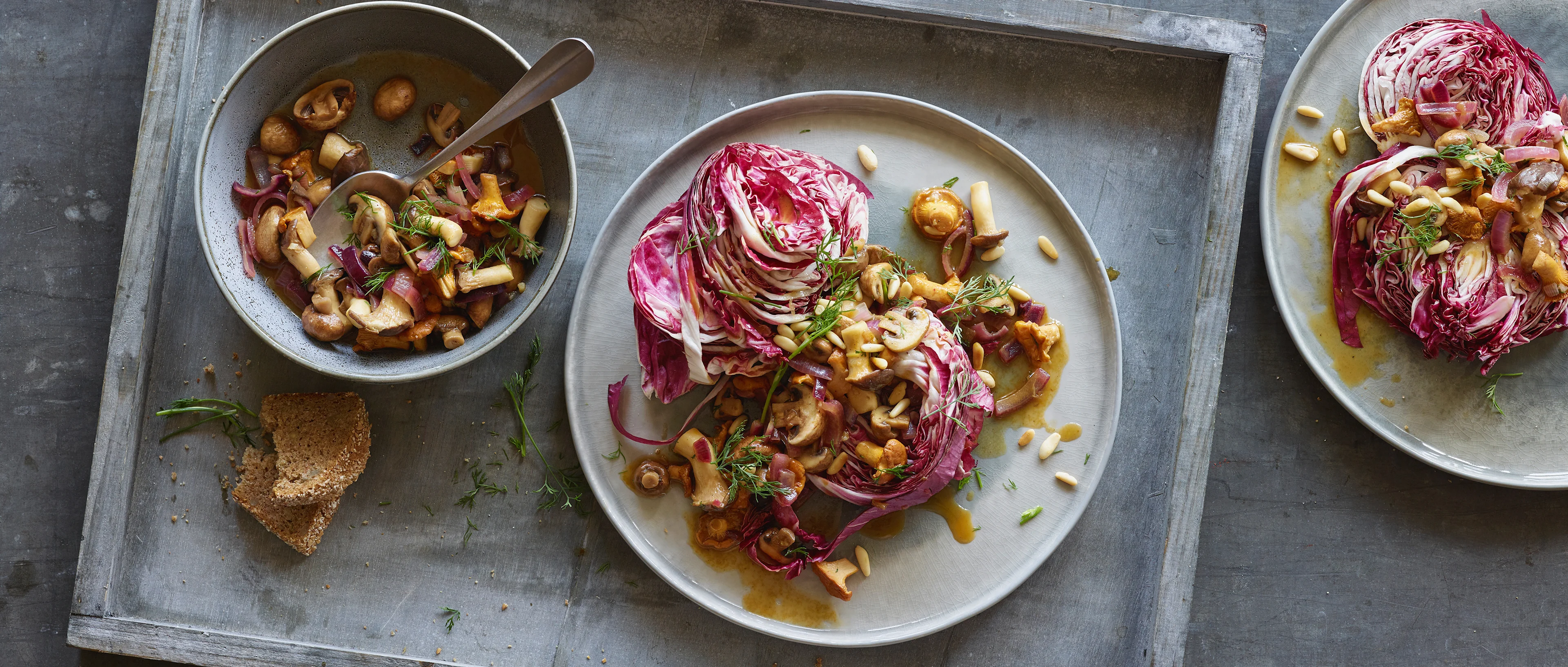 Insalata di funghi con cicorino rosso e pane integrale